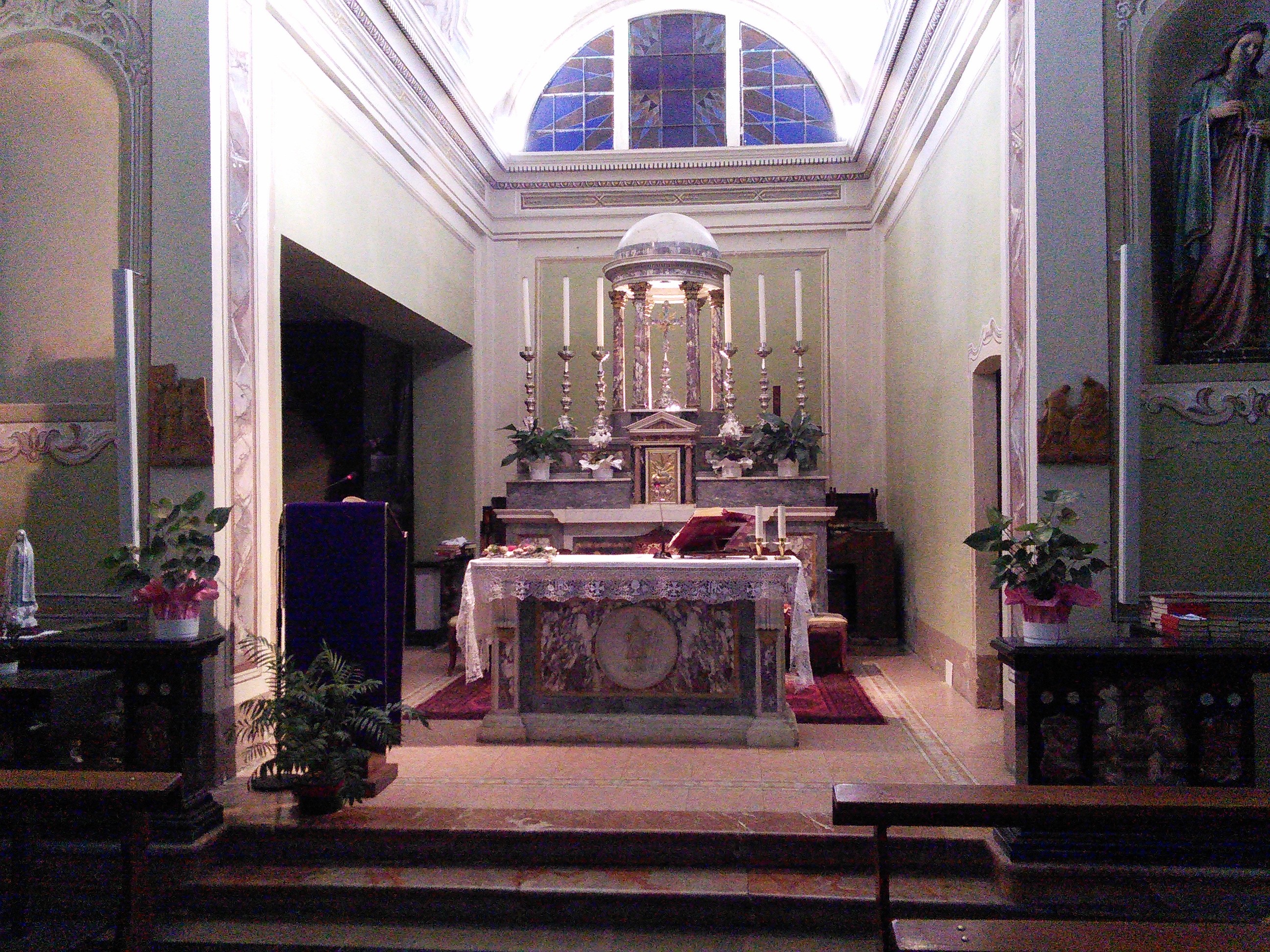 I due diffusori audio ai lati dell'altare nella chiesa di San Lorenzo, Oleggio (NO)