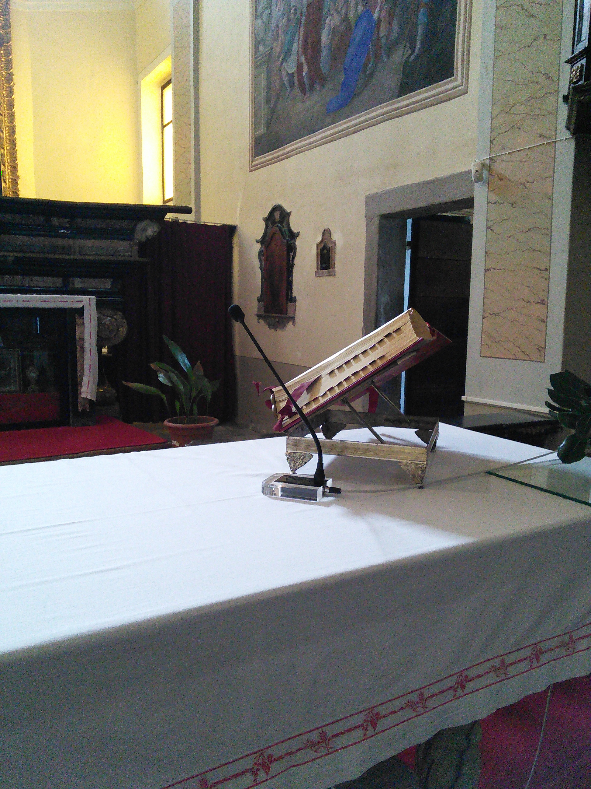 Microfono su altare, San Giorgio, Beura (VB)